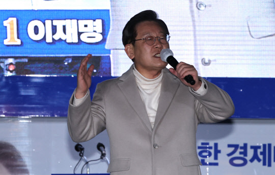 지난 2월 23일 이재명 더불어민주당 대선후보가 충북 청주시 롯데마트 앞에서 열린 '균형발전의 중심 청주, 충청권 메가시티로!' 청주 유세에서 지지를 호소하고 있다. 연합뉴스